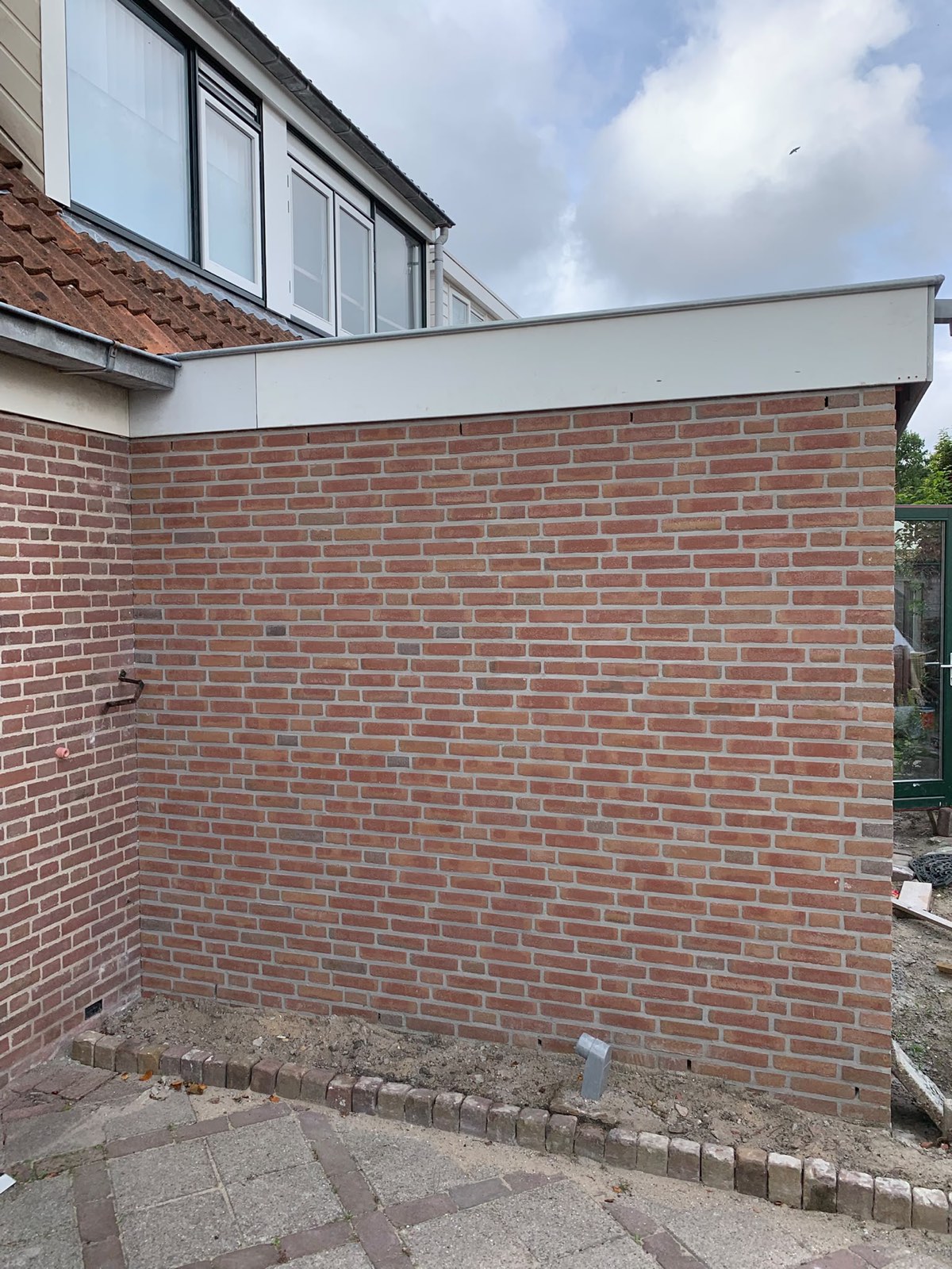 Gemetselde gevel van een aanbouw